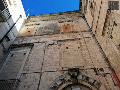 ...arricchita da finestre murate, alcune con cornici modanate